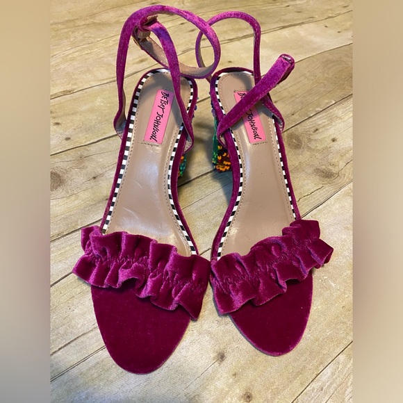 Betsey Johnson Iliana Size 7.5 Magenta Heels - Picture 3 of 9